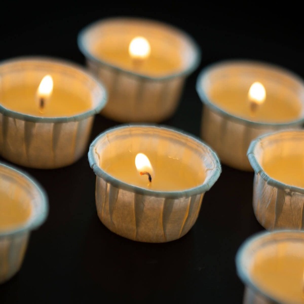 LIGHT.ONE Teelichter Rapswachs mit Papierhülle 12 Stück - vegan – Bild 3