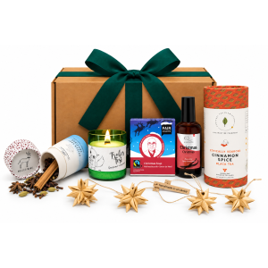 Nachhaltiges Weihnachtsgeschenkset Weihnachtszauber mit Schwarztee, Glühweingewürz, Weihnachtskerze, Seife, Raumspray und handgefertigter Strohstern-Girlande.
