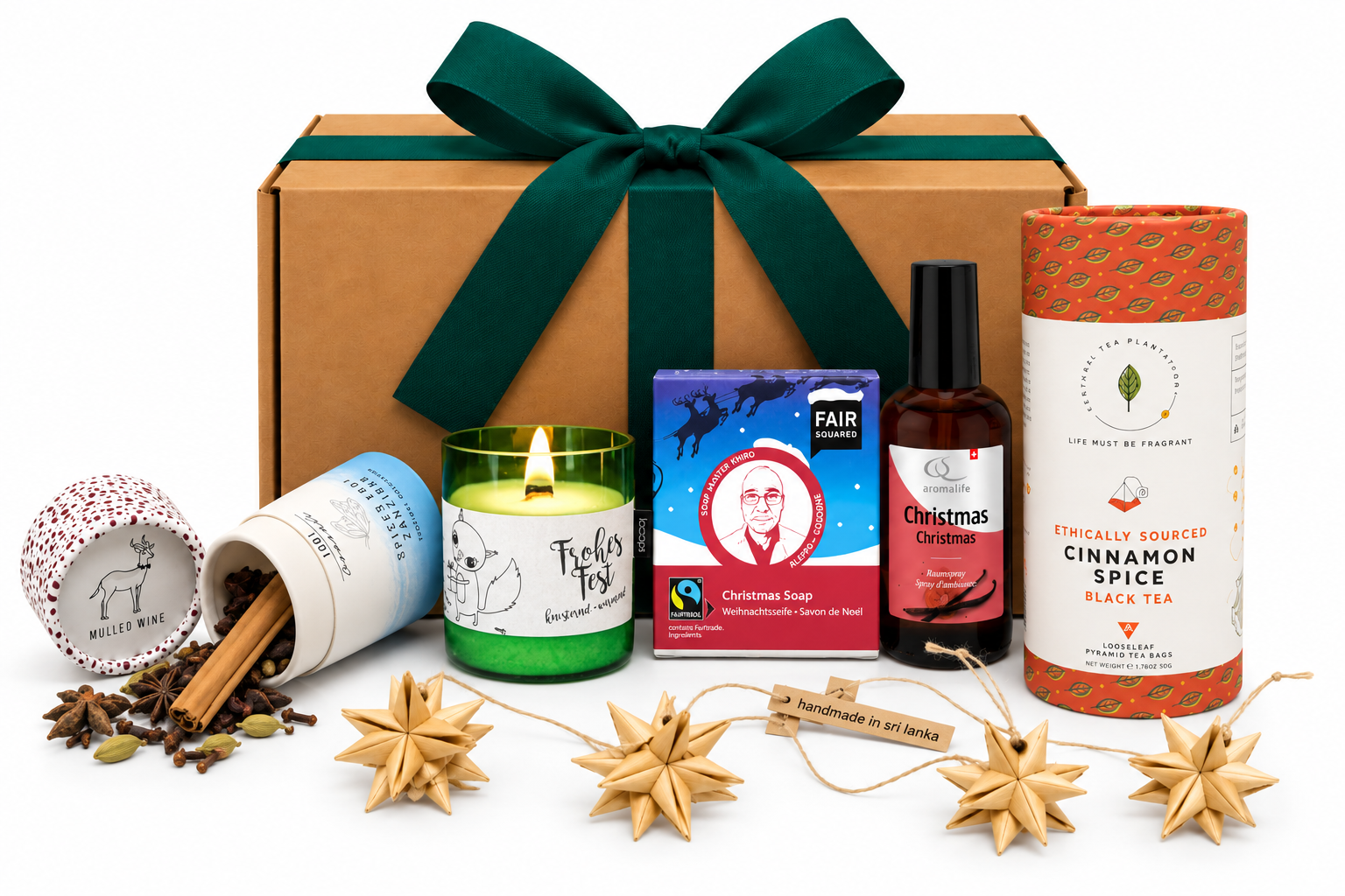 Nachhaltiges Weihnachtsgeschenkset Weihnachtszauber mit Schwarztee, Glühweingewürz, Weihnachtskerze, Seife, Raumspray und handgefertigter Strohstern-Girlande.